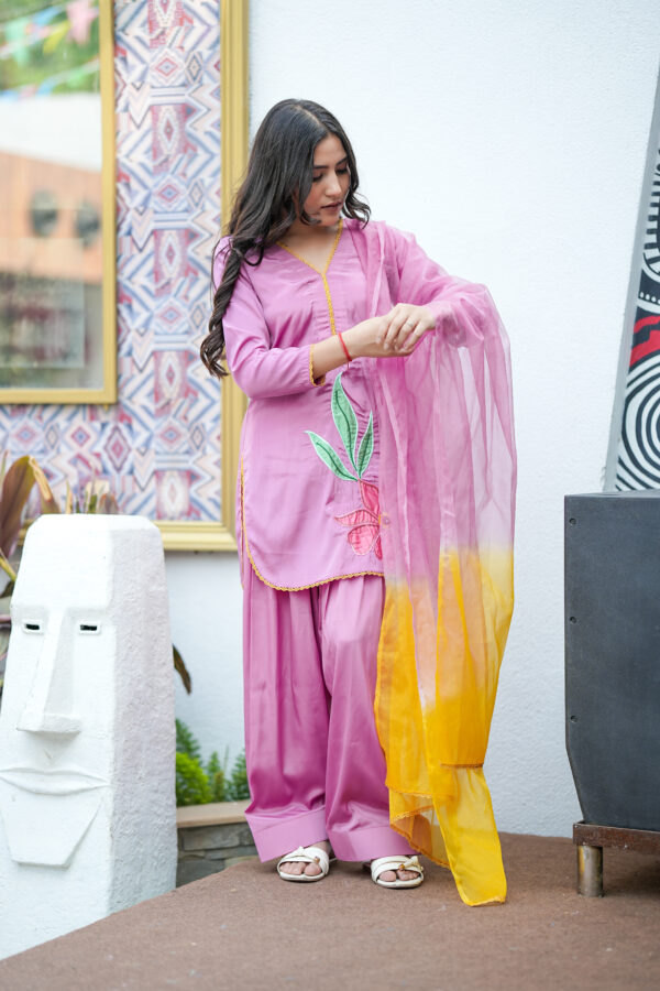 THIS ELEGANT PINK STRAIGHT KURTA IS BEAUTIFULLY FINISHED WITH DELICATE LACE DETAILING ON THE NECKLINE, CUFFS, AND HEM FOR A REFINED ETHNIC APPEAL
