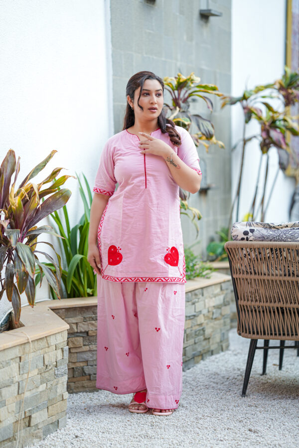 THIS BLUSH PINK KURTA SET BLENDS EVERYDAY COMFORT WITH PLAYFUL ELEGANCE