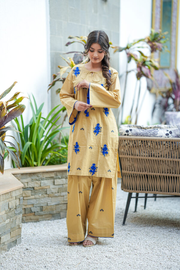 THIS MUSTARD YELLOW KURTA SET OFFERS THE PERFECT BALANCE OF COMFORT AND STYLE