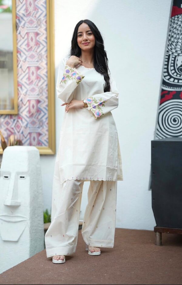 THIS ELEGANT OFF-WHITE STRAIGHT KURTA SHOWCASES A GRACEFUL SCALLOPED NECKLINE, BEAUTIFULLY EMBROIDERED MULTICOLOR FLORAL BELL SLEEVES, AND A DELICATELY SCALLOPED HEMLINE