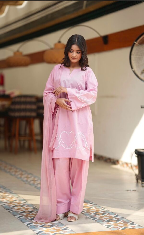 THIS ELEGANT BABY PINK STRAIGHT KURTA IS ADORNED WITH GRACEFUL WHITE HEART EMBROIDERY ON THE SLEEVES